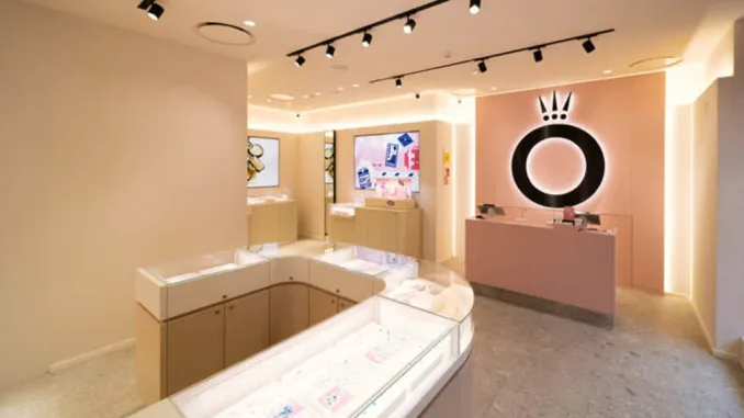 Banco cassa con logo Pandora retroilluminato nel nuovo flagship store a Porto.
