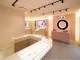 Banco cassa con logo Pandora retroilluminato nel nuovo flagship store a Porto.