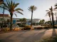 Facciata principale di IBIZA Gallery a Playa d’en Bossa – nuovo polo lifestyle tra design contemporaneo, palme mediterranee e architettura vetrata.