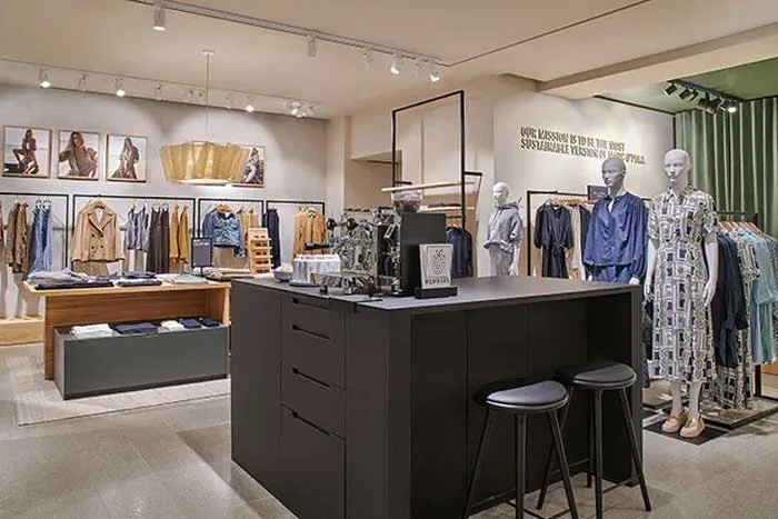 Vista dello store Marc O’Polo a Bolzano con area hospitality dedicata alla sostenibilità