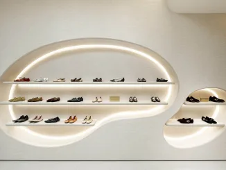 Scaffalature integrate retroilluminate nel negozio femminile di design