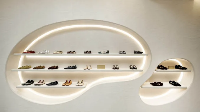 Scaffalature integrate retroilluminate nel negozio femminile di design