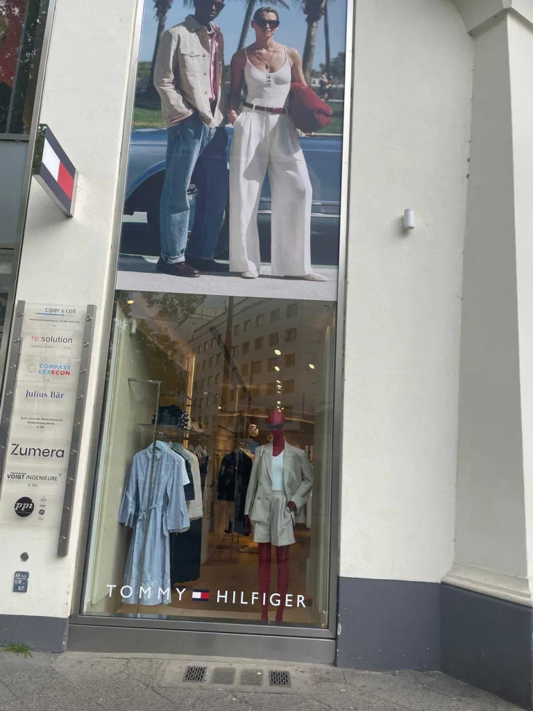 Vetrina Tommy Hilfiger a Berlino – shopping su Kurfürstendamm