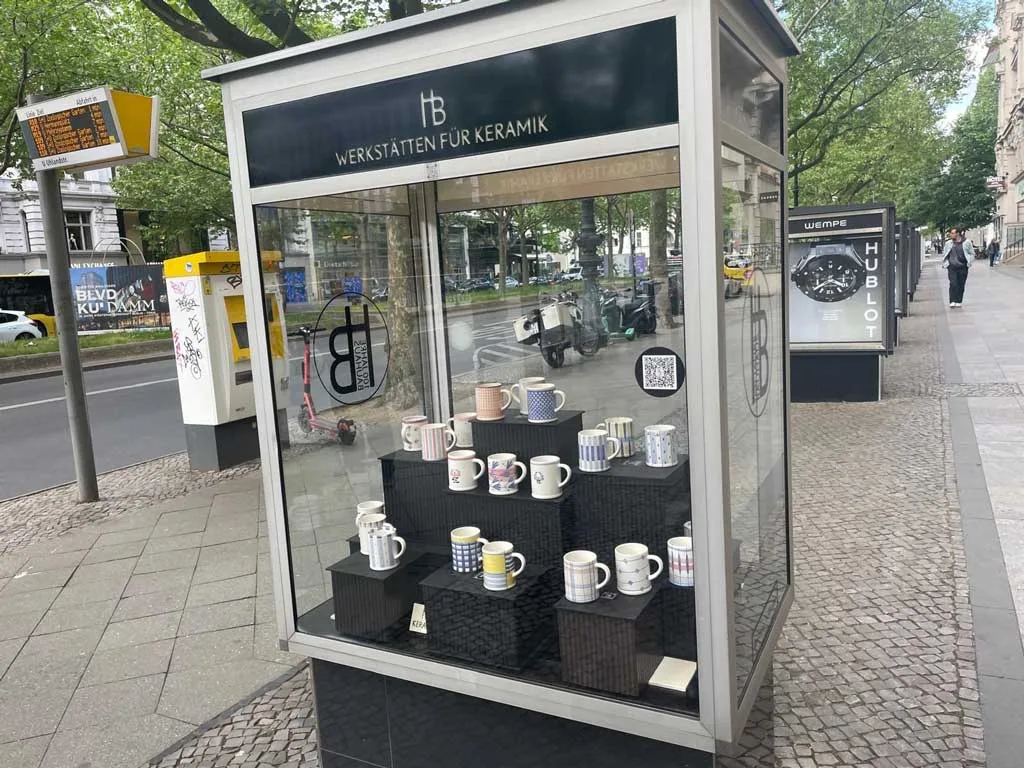 Urban vitrine in Berlin displaying handmade ceramic cups by Werkstätten für Keramik on Kurfürstendamm
