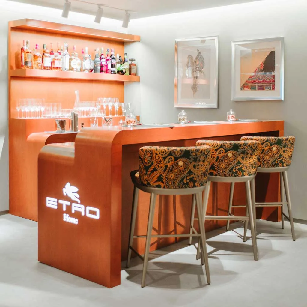 Area bar con sgabelli rivestiti in tessuti decorativi e bancone Etro Home nello showroom di Tokyo.
