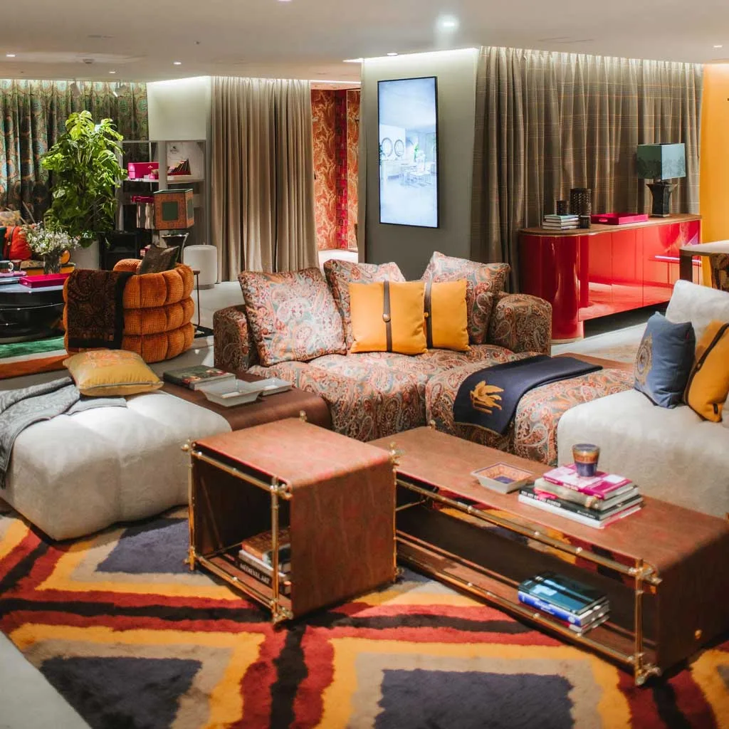 Vista d’insieme dello showroom Etro Home a Ginza con ambienti coordinati e decorazioni tessili di lusso.