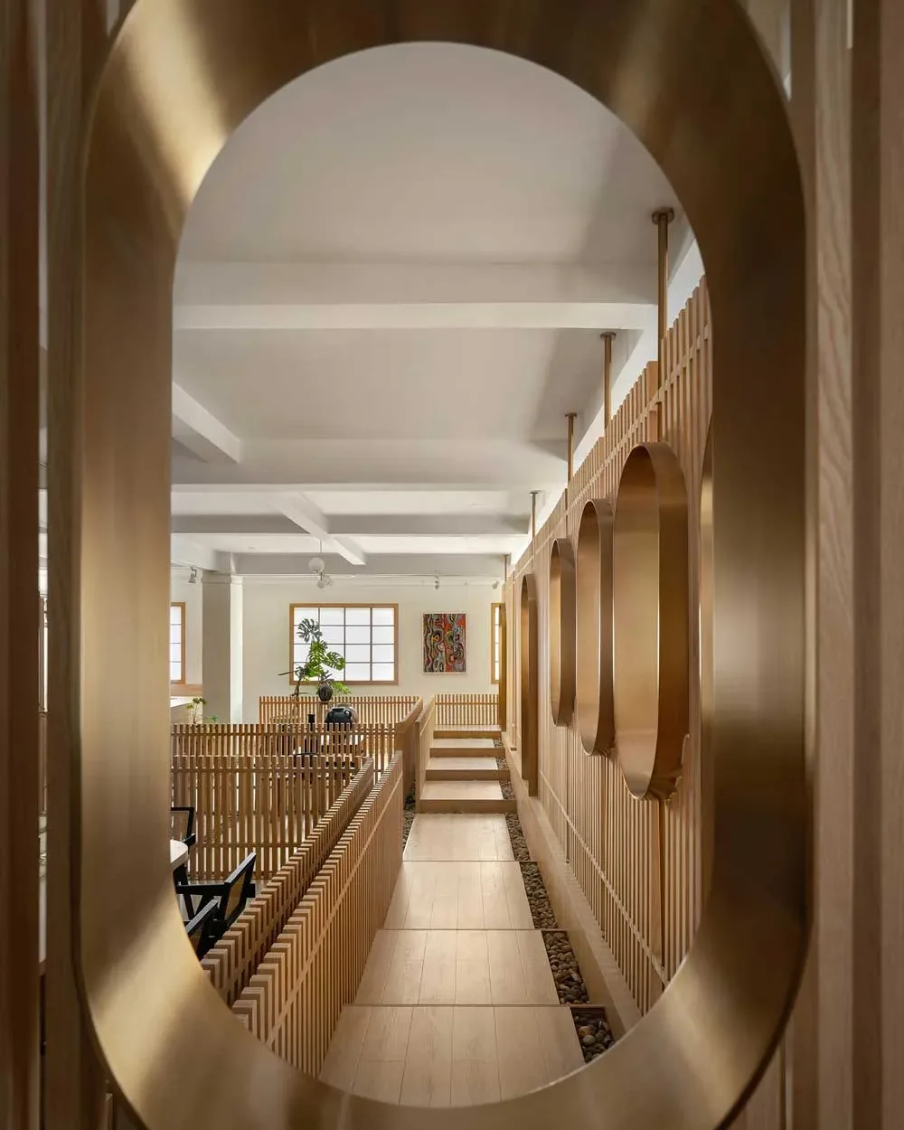 Prospettiva attraverso una cornice dorata della teahouse artistica a Foshan, con vista sul layout architettonico in legno e dettagli zen