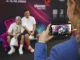 Visitatori alla fiera della comunicazione visiva a Milano durante Viscom Italia 2025, ritratti in un’area interattiva del WonderPlace