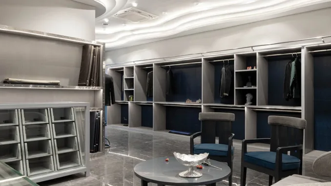 Interno della Boutique Mukund Taneja ad Amritsar con arredi su misura, sedute in velluto e soffitto scultoreo ondulato.