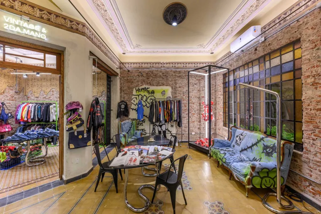Area eventi e workshop con arredi e divano personalizzato da graffiti