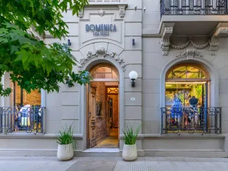Facciata esterna della casa storica che ospita lo store Therapy a Córdoba