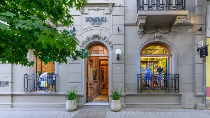 Facciata esterna della casa storica che ospita lo store Therapy a Córdoba