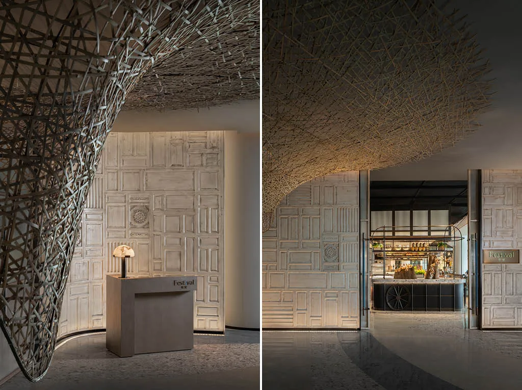 Ingresso dell’all-day dining restaurant del MGM Shenzhen progettato da CCD, con intrecci in bambù scultorei e pareti a pannelli decorativi.