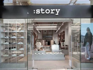 Ingresso del concept store :STORY a Gerusalemme con ingresso vetrato, scaffali espositivi e design minimalista firmato Studio ON