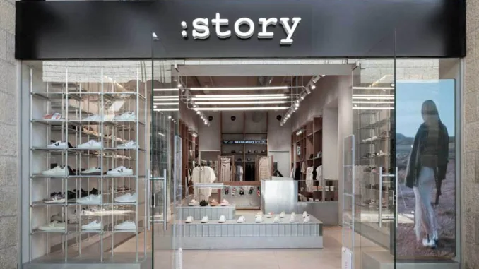 Ingresso del concept store :STORY a Gerusalemme con ingresso vetrato, scaffali espositivi e design minimalista firmato Studio ON