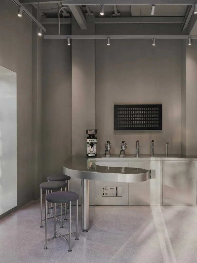 Vista dellโinterno del ristorante Bizy Boy con dettagli di arredo e illuminazione.