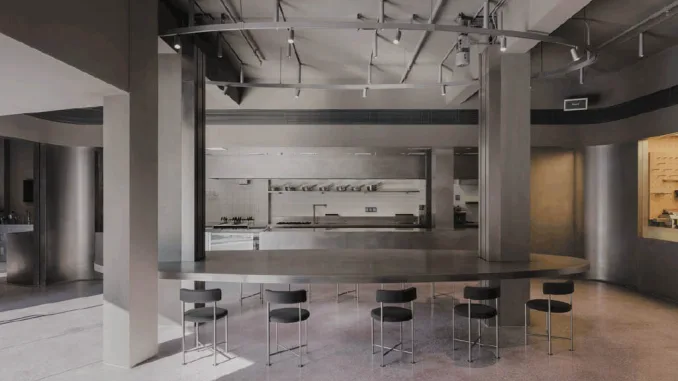 Interno del ristorante Bizy Boy con cucina a vista