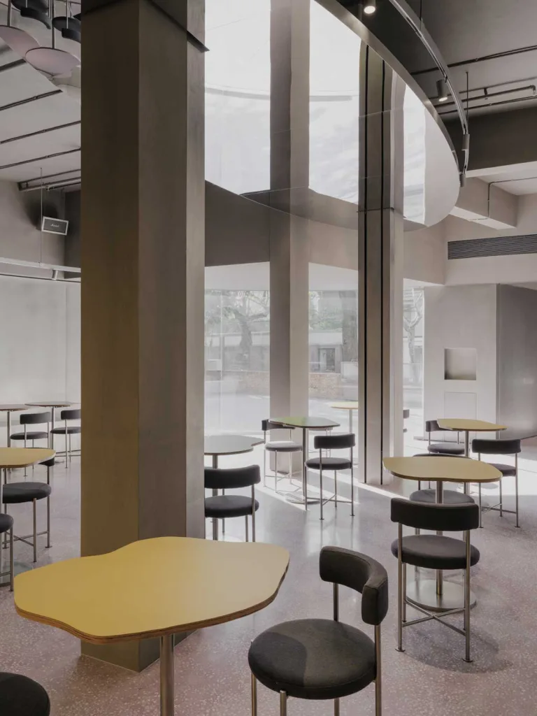 Ingresso principale del ristorante Bizy Boy con vetrata curva e cortile