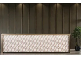 Bancone rivestito con piastrelle Enigma della collezione Dornette 2025, caratterizzate da pattern tridimensionale e riflessi decorativi in ceramica artigianale