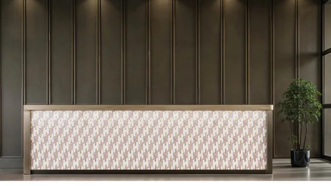 Bancone rivestito con piastrelle Enigma della collezione Dornette 2025, caratterizzate da pattern tridimensionale e riflessi decorativi in ceramica artigianale