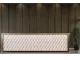 Bancone rivestito con piastrelle Enigma della collezione Dornette 2025, caratterizzate da pattern tridimensionale e riflessi decorativi in ceramica artigianale