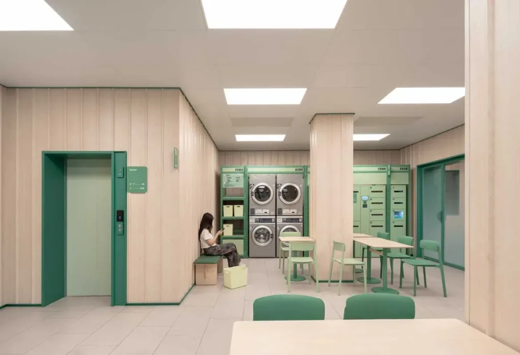 Spazi comuni del Hi Inn Self-Service a Ningbo con area lavanderia e arredi modulari