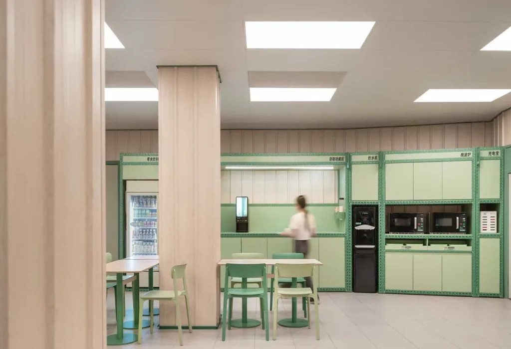 Area ristoro del Hi Inn Self-Service a Ningbo con cucine modulari e spazi condivisi