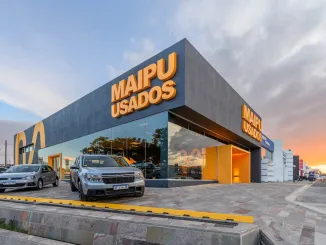 Facciata filiale Mundo Maipú Usados a Córdoba, Argentina, progettata da EEG Estudio Echaniz Gallo