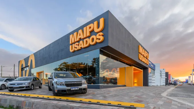 Facciata filiale Mundo Maipú Usados a Córdoba, Argentina, progettata da EEG Estudio Echaniz Gallo