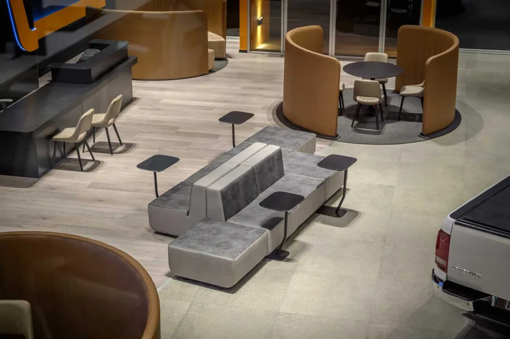 Modular furnishings and light partitions at Mundo Maipú branch in Córdoba