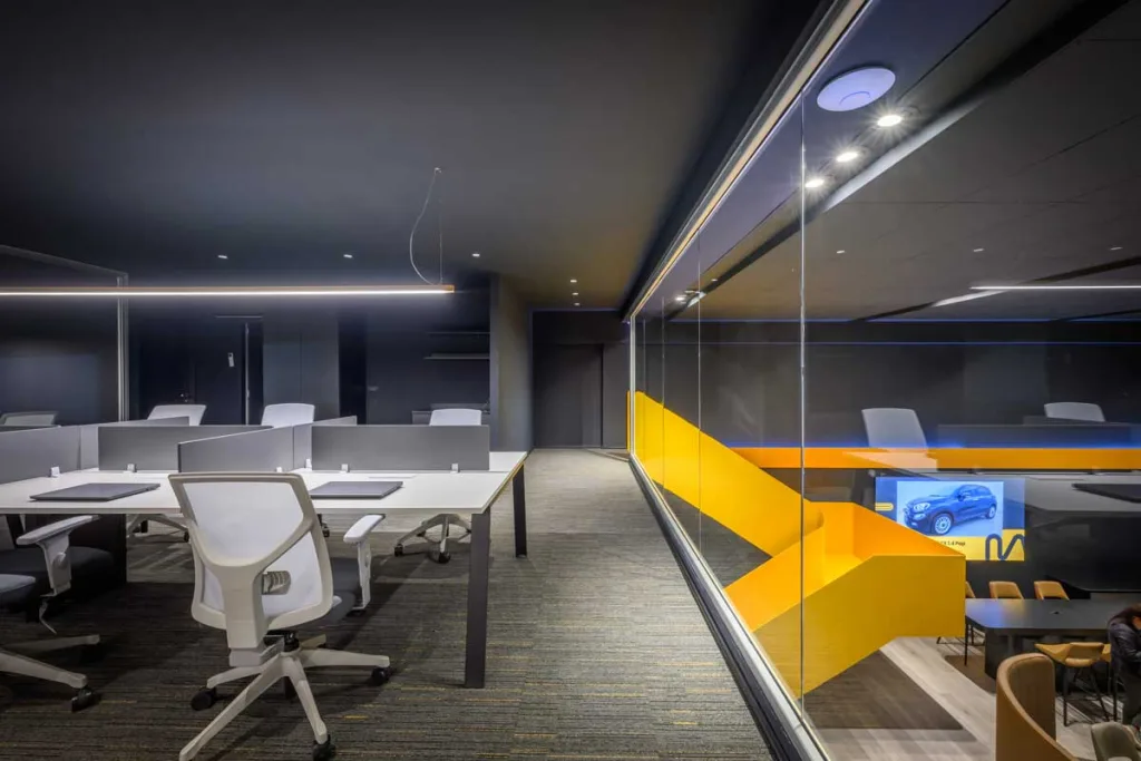 Operational spaces and meeting areas on the mezzanine designed by EEG Estudio Echaniz Gallo
