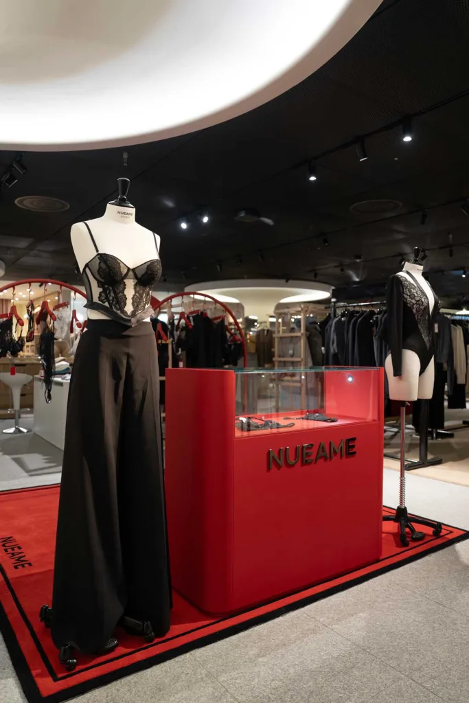 Pop up store NUEAME in Rinascente Milano piazza Duomo con manichini e lingerie della Must Have Collection.