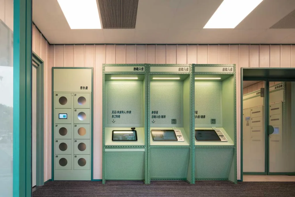 Reception automatizzata del Hi Inn Self-Service a Ningbo con postazioni self check-in