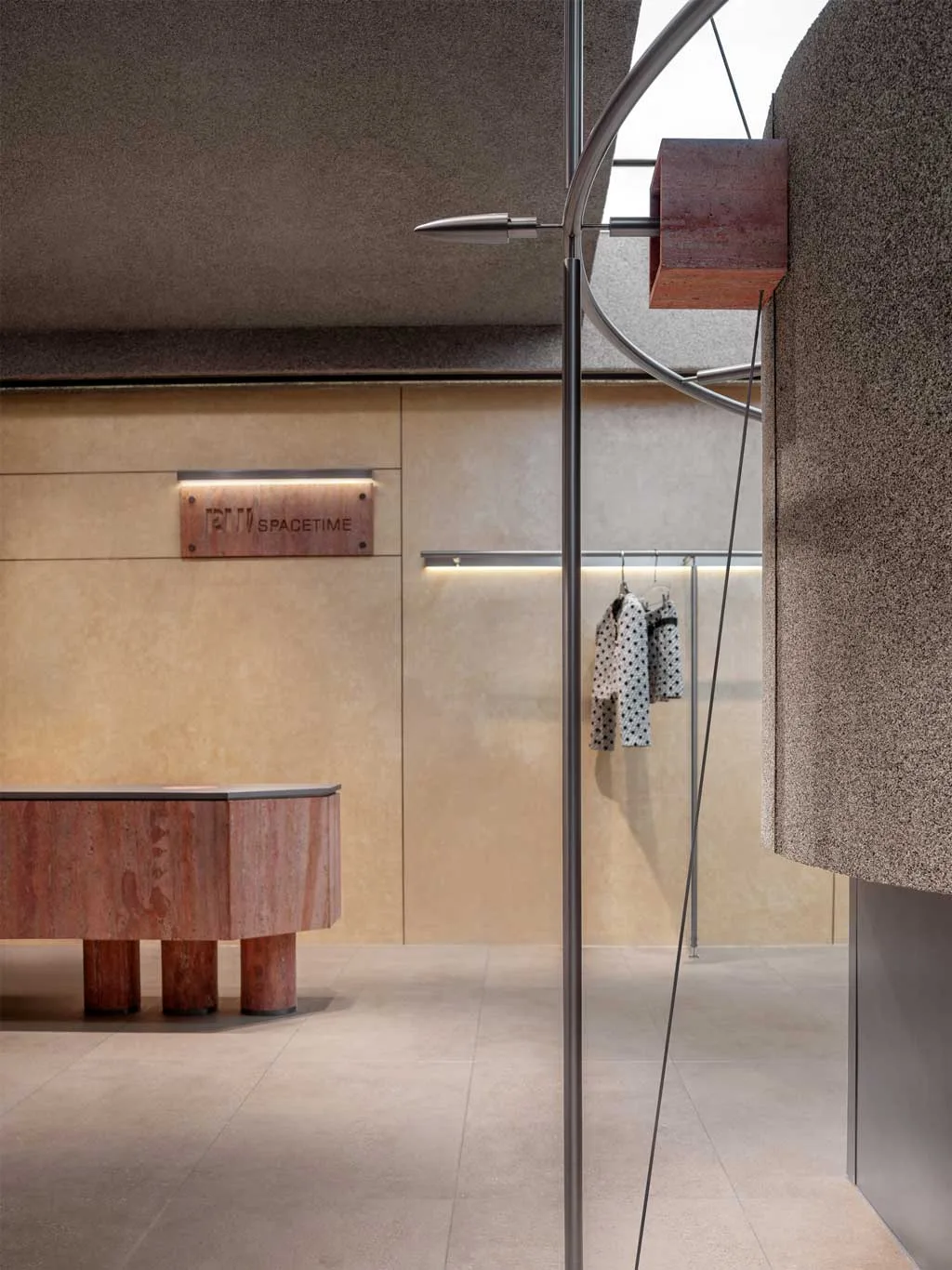 Interno del RUI SPACETIME Concept Store con bancone in travertino rosso e pannelli in pietra resinata grigia