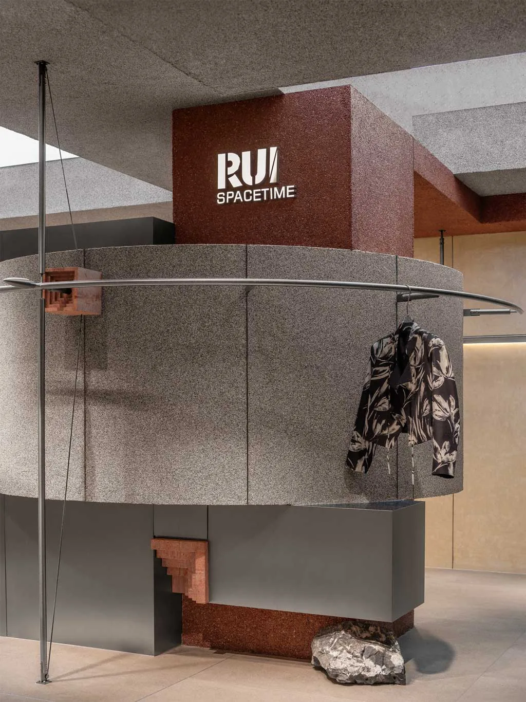 Ingresso del RUI SPACETIME Concept Store a Shenzhen con facciata in vetro e rivestimenti in travertino rosso