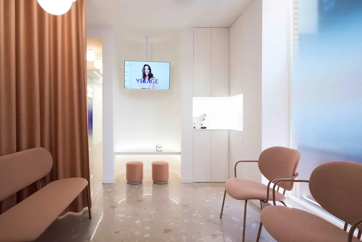Sala d’attesa Visage Clinic con arredi contemporanei e interior design per studi dentistici firmato Vitale.