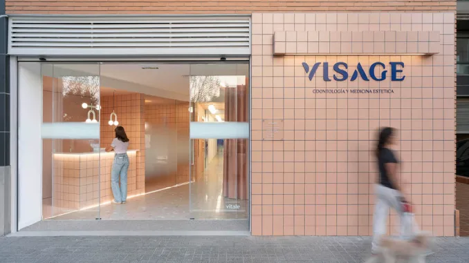Visage Clinic arredamento cliniche dentali moderne firmato Vitale, ingresso con facciata rivestita in ceramica salmone e reception a vista.