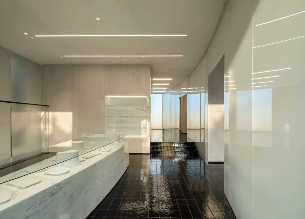 Vista interna del concept store 7+ Select Shop – Glimmering Bay a Zhengzhou con superfici riflettenti e pareti curve progettato da say architects