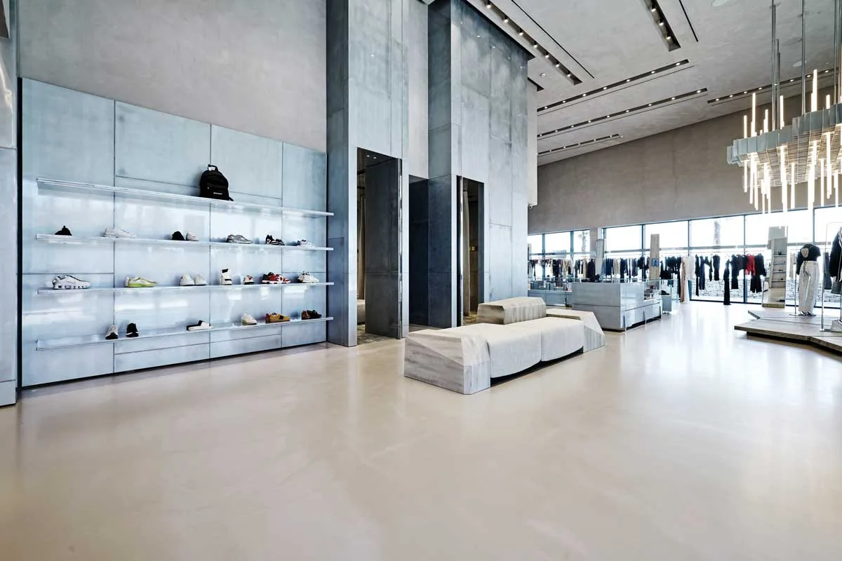 Spazio espositivo con pavimentazione continua e design minimal della boutique Antonioli Ibiza