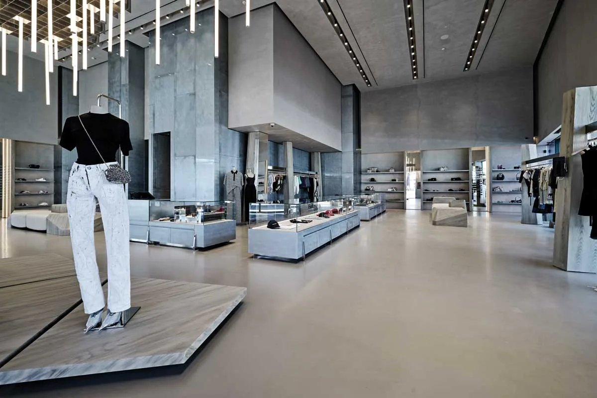 Vista generale della boutique Antonioli Ibiza con espositori in acciaio e luci sospese