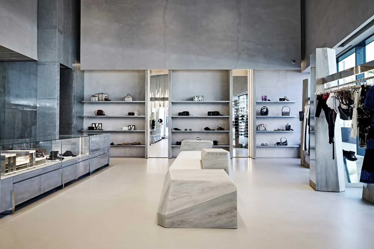 Parete espositiva e arredi scultorei nella boutique Antonioli Ibiza firmata Storage Milano