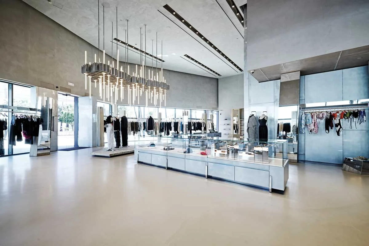 Area centrale della boutique Antonioli Ibiza con illuminazione lineare e display contemporanei