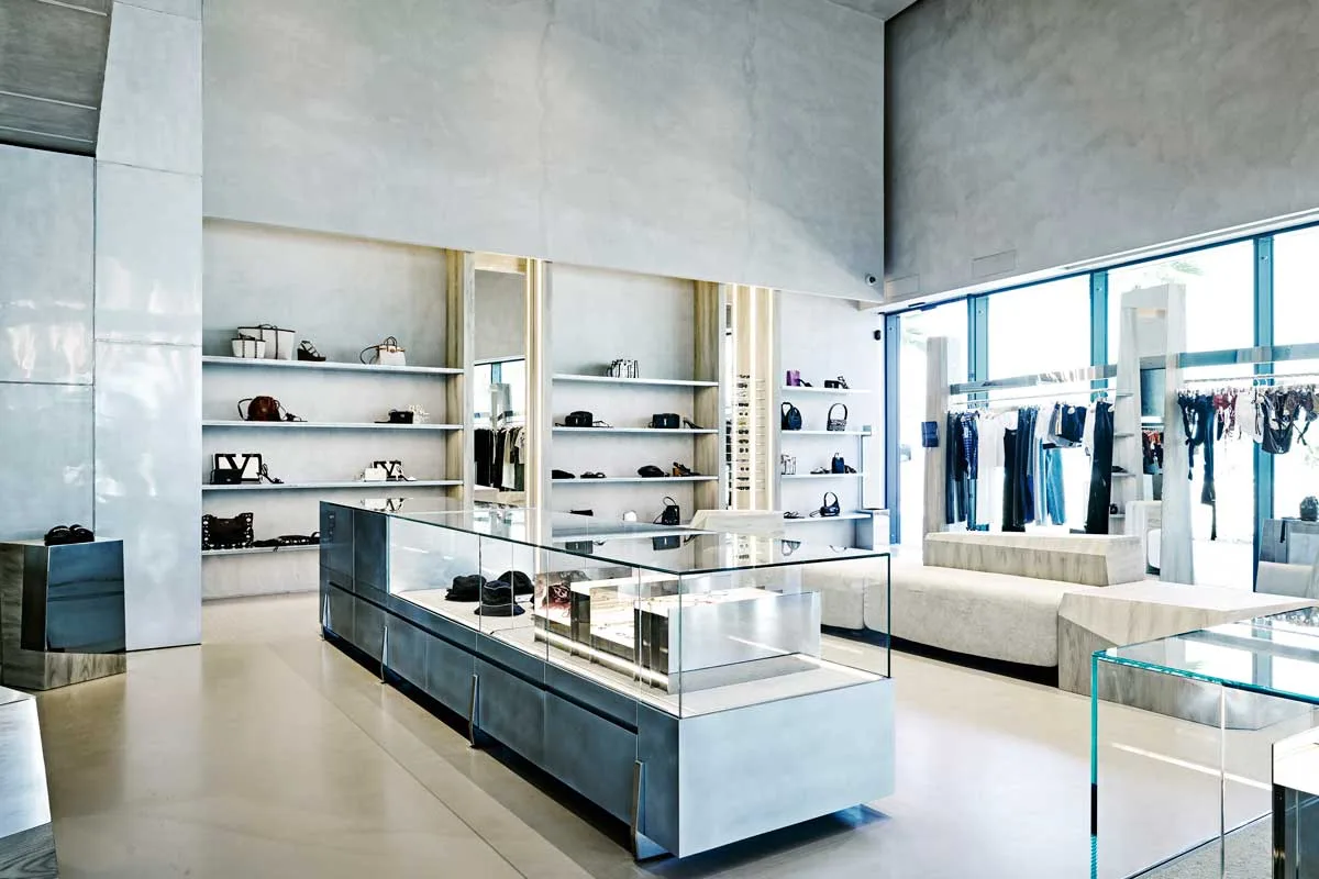Dettaglio delle vetrine e scaffalature in metallo nella boutique Antonioli Ibiza firmata Storage Milano