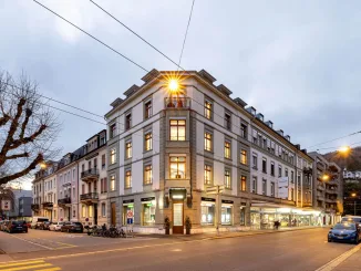 Facciata della boutique Art du Temps a Biel-Bienne, edificio storico restaurato con ampie vetrine illuminate