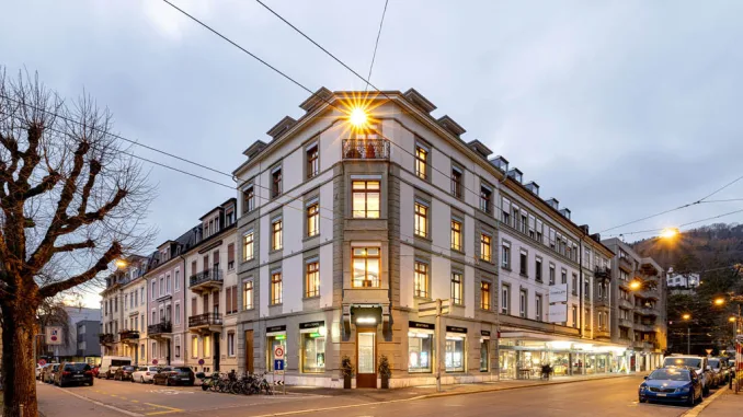 Facciata della boutique Art du Temps a Biel-Bienne, edificio storico restaurato con ampie vetrine illuminate