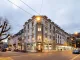 Facciata della boutique Art du Temps a Biel-Bienne, edificio storico restaurato con ampie vetrine illuminate