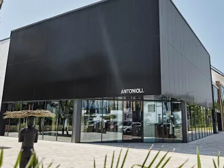 Esterno della boutique Antonioli a Ibiza firmata Storage Milano