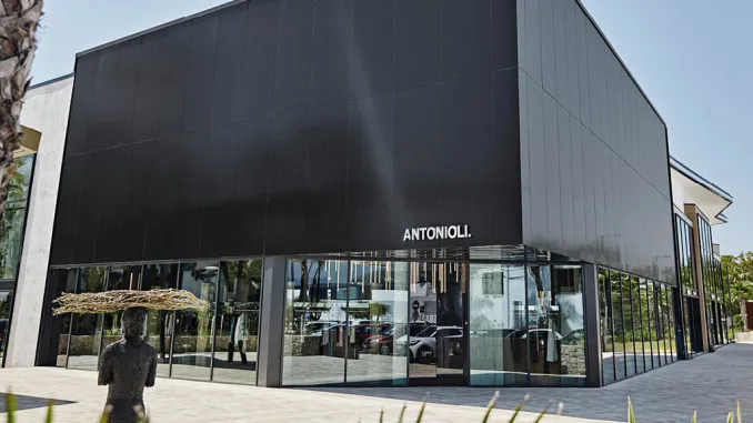 Esterno della boutique Antonioli a Ibiza firmata Storage Milano