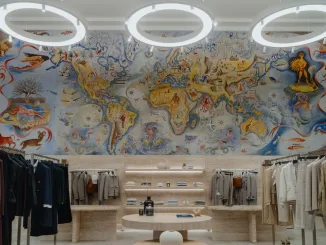 Interno della boutique Eleventy a Lisbona con murale artistico e arredi in travertino