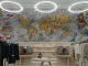 Interno della boutique Eleventy a Lisbona con murale artistico e arredi in travertino